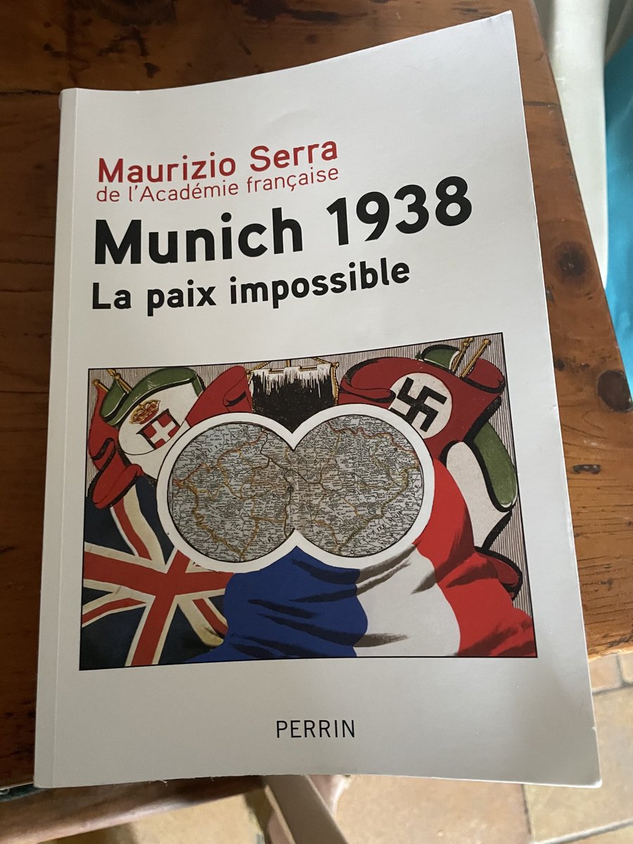 Maurizio Serra est un formidable portraitiste. Ceux qu’il fait des chefs de gouvernement et des diplomates ayant abouti à la catastrophe de Munich sont savoureux et très bien écrits. À lire aussi pour comprendre où mènent la peur et le souci de l’apaisement à tout prix …