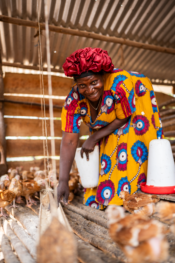 fca_uganda's tweet photo. Deborah, once a small-scale maize farmer, now a thriving entrepreneur! From small yields to big yields and a chicken farm.
Thanks to our contract farming project supported by @NaistenPankki, she's securing her family's future and inspiring her community. #Right2Livelihood https://t.co/wmqrHAt7vI
