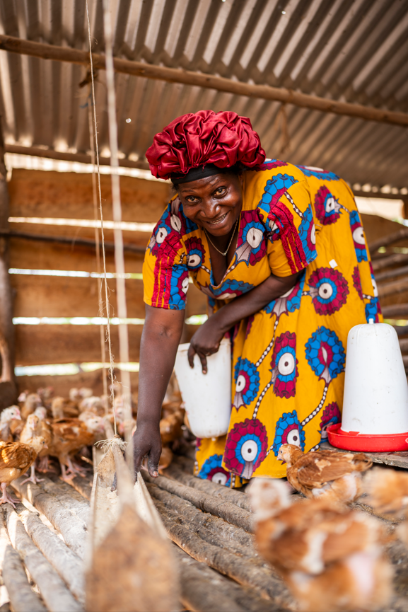 Deborah, once a small-scale maize farmer, now a thriving entrepreneur! From small yields to big yields and a chicken farm. Thanks to our contract farming project supported by @NaistenPankki, she's securing her family's future and inspiring her community. #Right2Livelihood