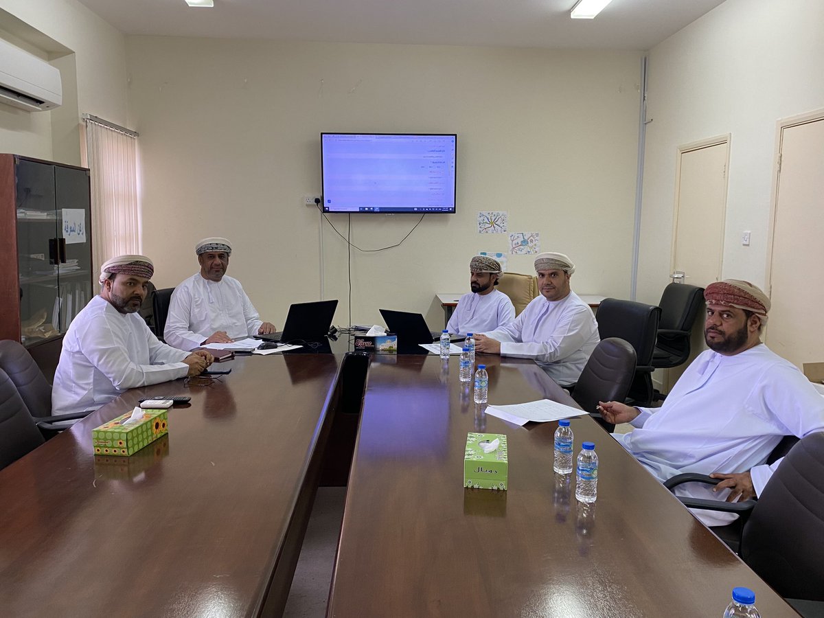 عقد اليوم الثلاثاء ١٦ أبريل ٢٠٢٤ بدائرة القياس والتقويم التربوي اجتماعا ضم إدارة الدائرة ورؤساء الأقسام بأخصائي الجودة الفاضل/ عبدالرزاق بن علي العلوي، هدف الاجتماع مناقشة استعداد الدائرة للتدقيق الداخلي المزمع إقامته الشهر القادم.