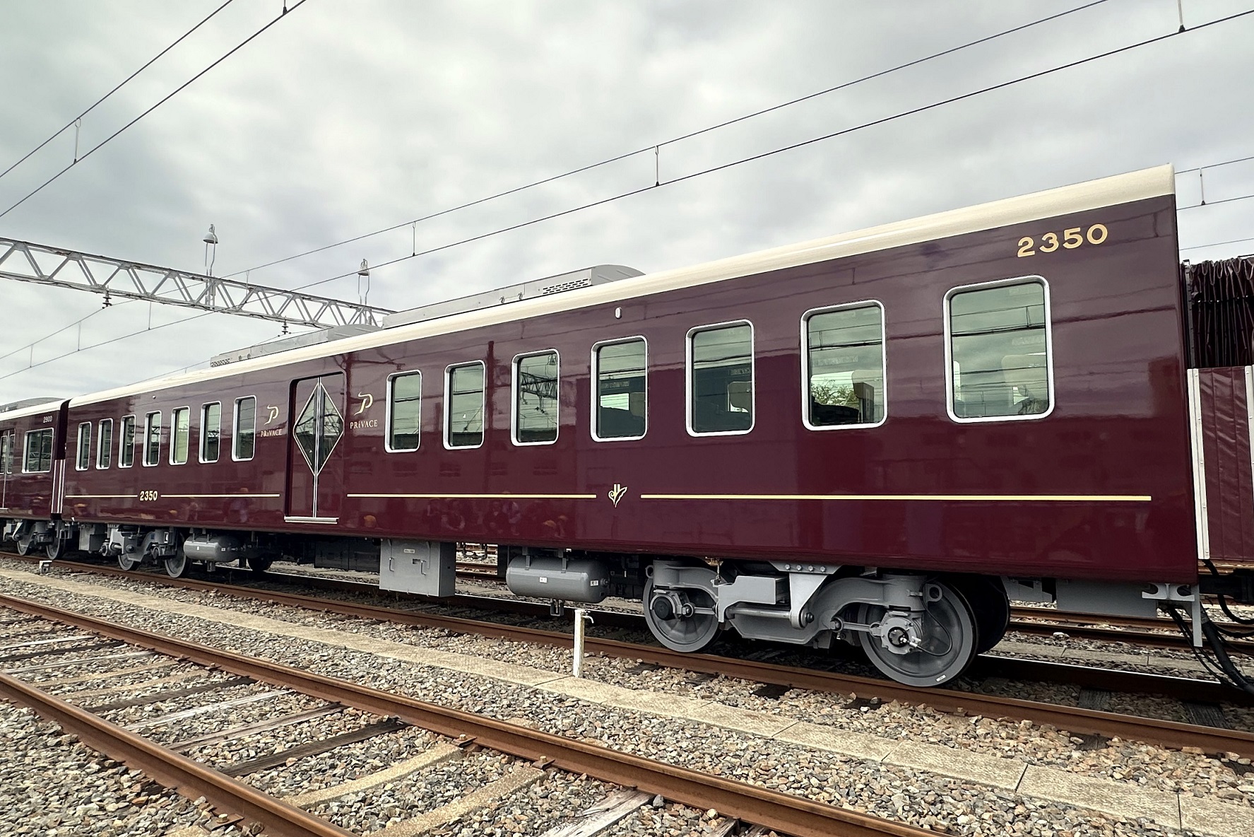 阪急電鉄、京都線の新型車両2300系お披露目 7月運行開始、有料