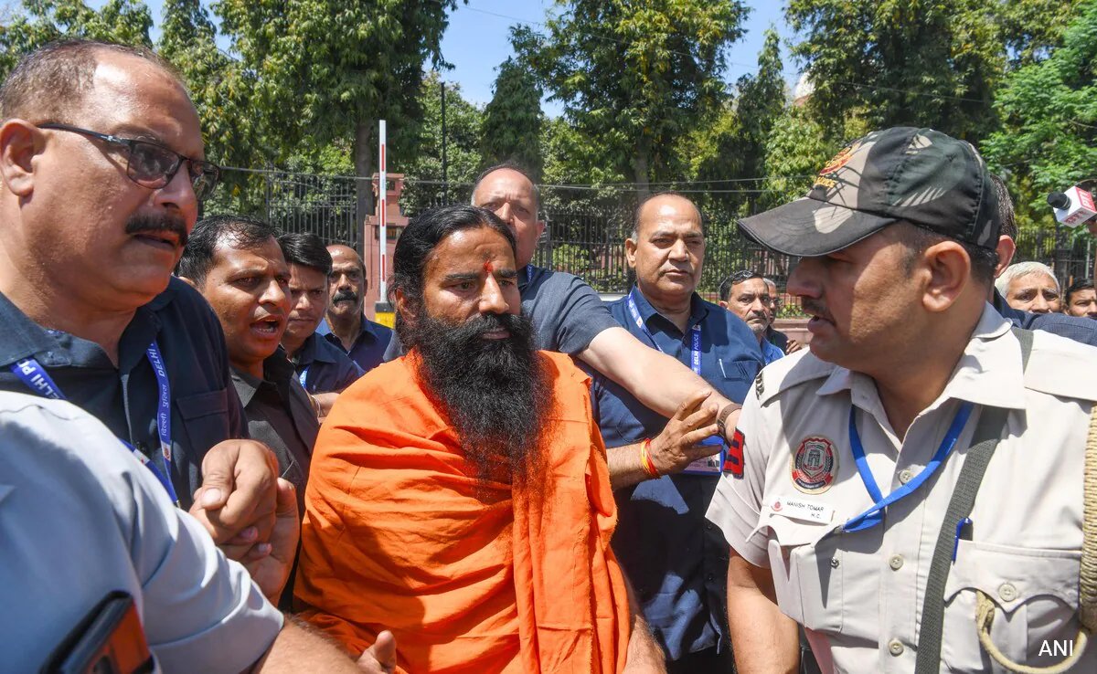 #BabaRamdev 🚨 You are not so innocent that you did not know what was happening in court,' Supreme court coming Heavily on BABA RAMDEV 'We have not decided whether to forgive you or not. You have violated (directives) thrice. The earlier orders are under our consideration.…