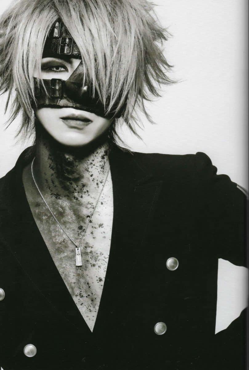 Ritalin_P's tweet photo. Se murió hoy Reita, mi ídolo de la juventud, el mejor bajista Visual Kei, para mi.
Siento cómo si le falle a mi yo del pasado, nunca me volví un rockero genial y despreocupado como él.
Soy un adulto aburrido y sedentario. 😔😭 https://t.co/ucQAsnMNMF