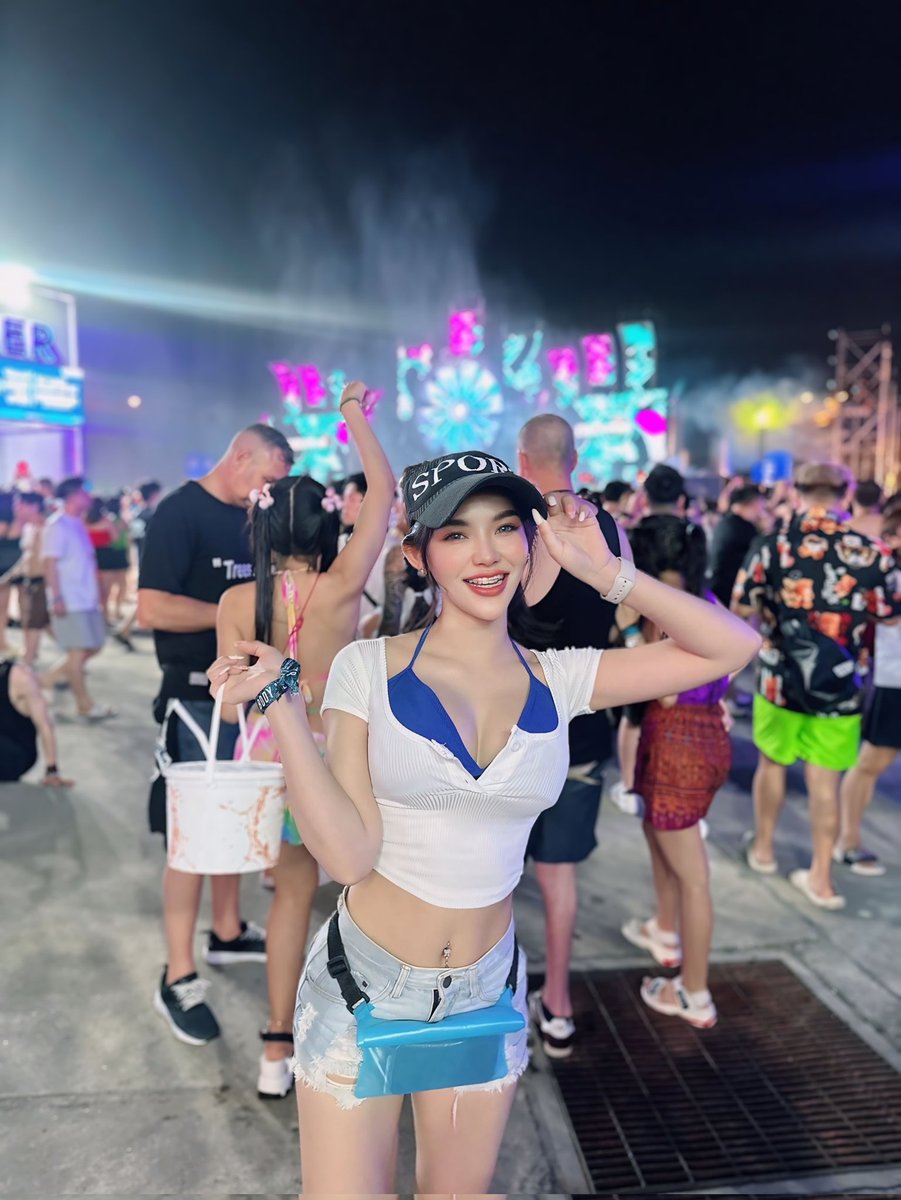 Vicky5358Ac's tweet photo. สงกรานทั้งที คนอื่นเที่ยวเราทำงาน
#สงกรานต์2567 #รับงานถ่ายแบบ https://t.co/4DKdnTcftN