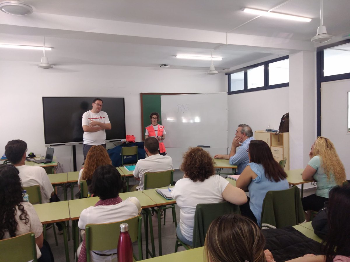 Ayer por la tarde, Cruz Roja visitó nuestras dos sedes, San Agustín y la UVA, para impartir un Taller de Primeros Auxilios con nuestro alumnado de Enseñanzas Iniciales, ESPA y FP. 

Fue una actividad muy interesante y enriquecedora, ¡muchas gracias a Estrella y Rubén! 👏🏻