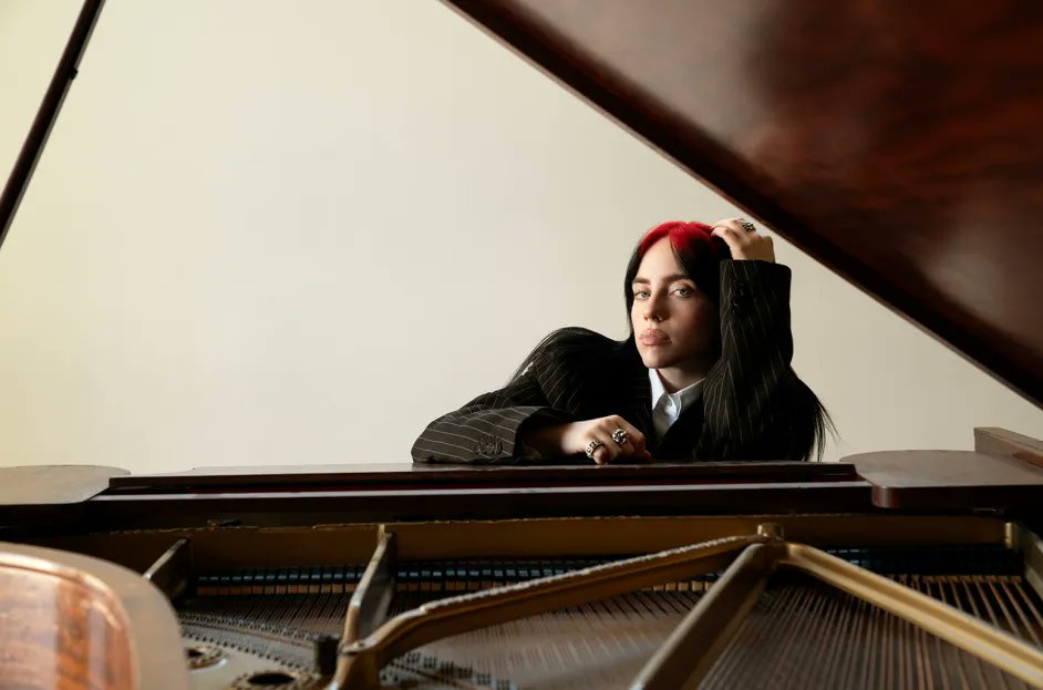 Billie Eilish lanzará nuevo disco el 17 de mayo; la primera canción que ha filtrado se titula 'Chihiro' y está inspirada en la película de Hayao Miyazaki. 
→billboard.com/music/pop/bill…