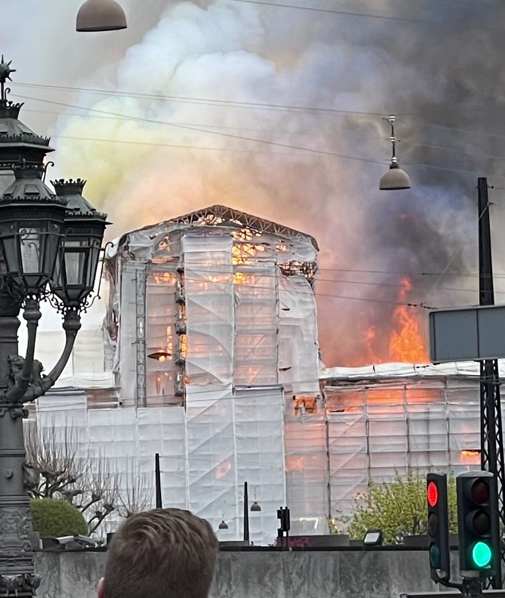 En forfærdelig dag for Danmark. 400 års kulturarv står i flammer. Også en forfærdelig dag for alle medarbejderne i @DanskErhverv, der har haft der daglige gang på Børsen. Sender mine varmeste tanker til @BrianAMikkelsen og resten af holdet i DE.