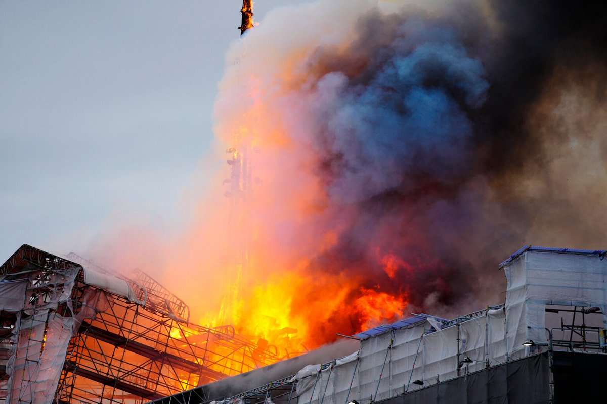 🔴 ALERTE INFO Copenhague: la flèche de la bourse haute de plus de 50 mètres prend feu et s'effondre bfmtv.com/international/…