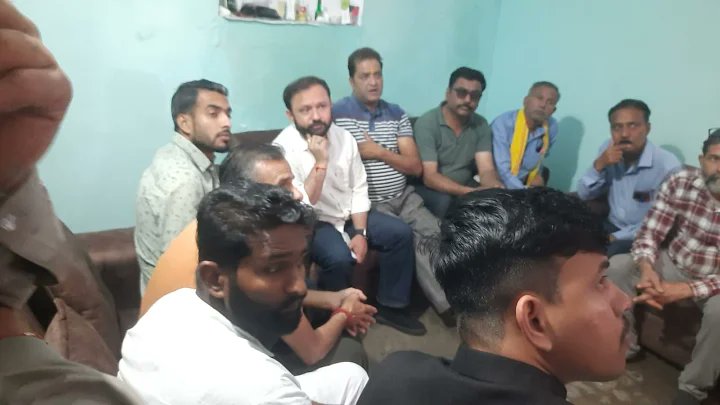 AjaySinghSain12's tweet photo. #Ghou Manhasan (Marh) के #Sahil verma जो ऑन ड्यूटी हुए थे गुम आज तक उनके परिवार को उसका अता पता नहीं !
एकम सनातन भारत दल के राष्ट्रीय अध्यक्ष श्री अंकुर शर्मा जी उनके घर पहुंचे ओर उन्हे हर संभव मदत के लिए आश्वस्त किया !
कानूनी तौर पर अंकुर शर्मा जी निशुल्क उनकी सहायता करेंगे ! https://t.co/9GeiaQ6Ezh
