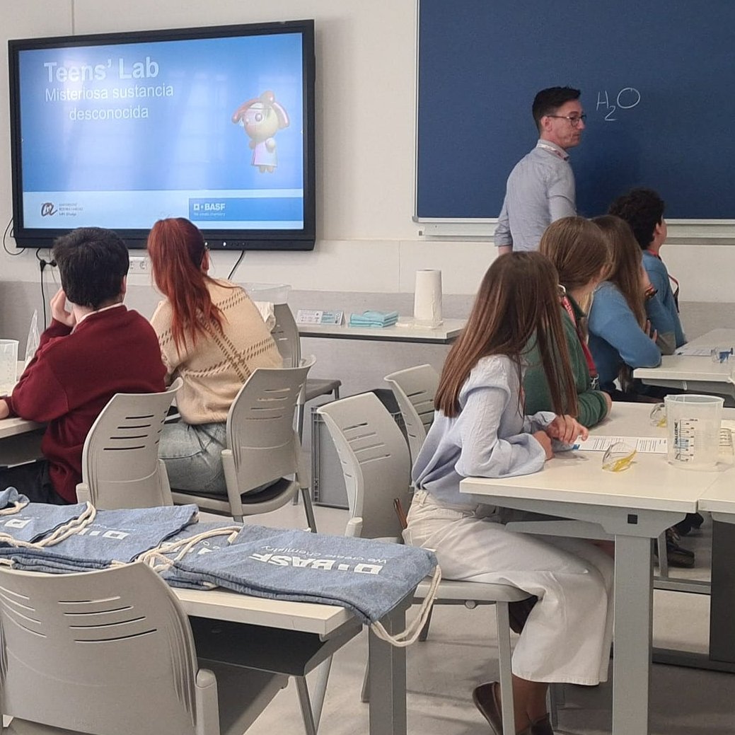 BASF_ES's tweet photo. Más de 40 estudiantes en los #TeensLab de BASF de estos días. 🧑🔬 En Sevilla, en la Feria de la Innovación y Emprendimiento del @DSCAsevilla, y en nuestro site de Utrera por el colegio Sagrada Familia, participaron en el taller "La sustancia misteriosa".
¿En qué consiste? 👇 https://t.co/zAomvaIPoC
