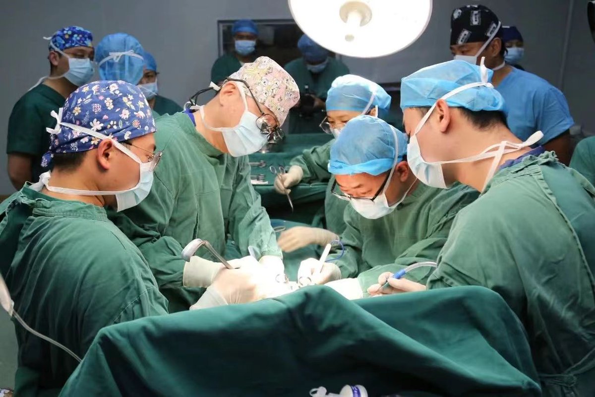 #TsinghuaRen Dong has led his team on 30+ missions to high-altitude areas like Qinghai and Tibet to combat the parasitic disease #echinococcosis. Overcoming technical barriers, he succeeded in a novel approach to #LiverResection and auto-transplantation outside the body.
