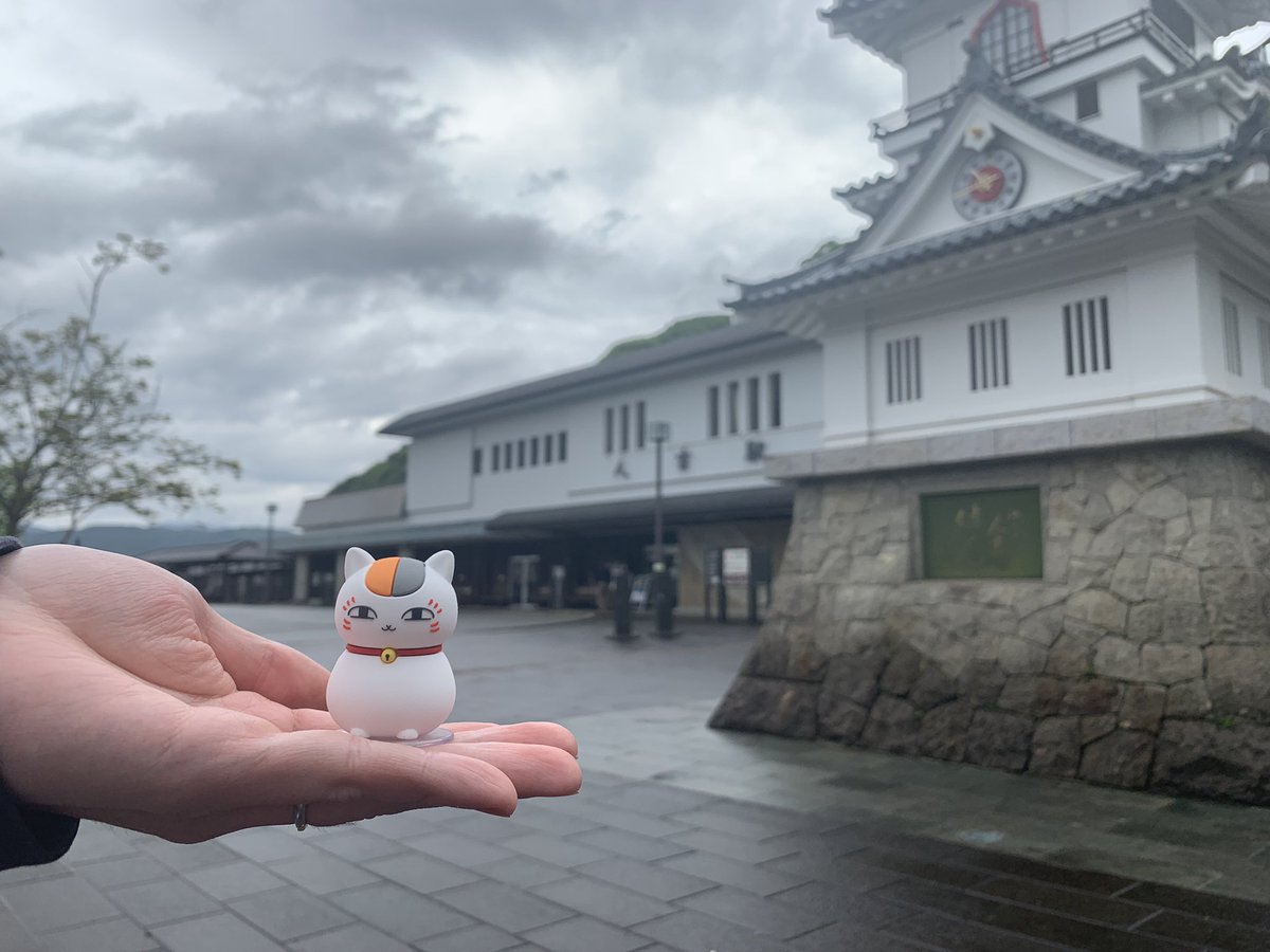 kanoon402's tweet photo. やっと夏目友人帳の聖地に到着！
人吉駅の案内所うろうろしてたらマップくれたり色々説明してくれた
ほぼ市内は巡れて満足🐾

うなぎも美味しかったし温泉もよかったよ〜🥹
人吉すっごくいいところ🐈📗
#夏目友人帳  #ニャンコ先生 https://t.co/mE1SwouUI8