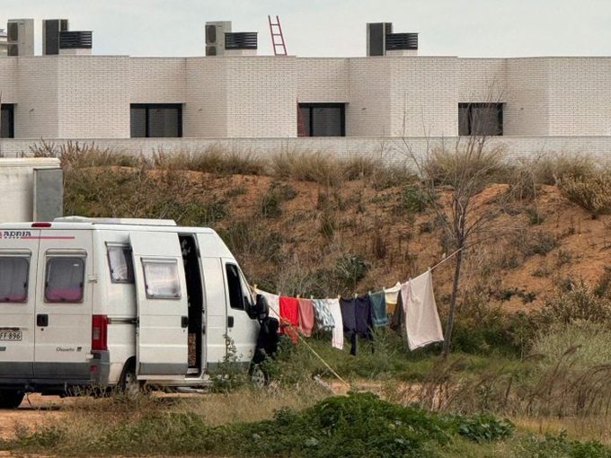 La Comunitat de Veïns de la Plana amb les molèsties per un assentament permanent d’autocaravanes. Us ho expliquem al nostre web, on podeu seguir l’actualitat de #Sitges i #SPRibes: ▶️ lecodesitges.cat/les-autocarava…