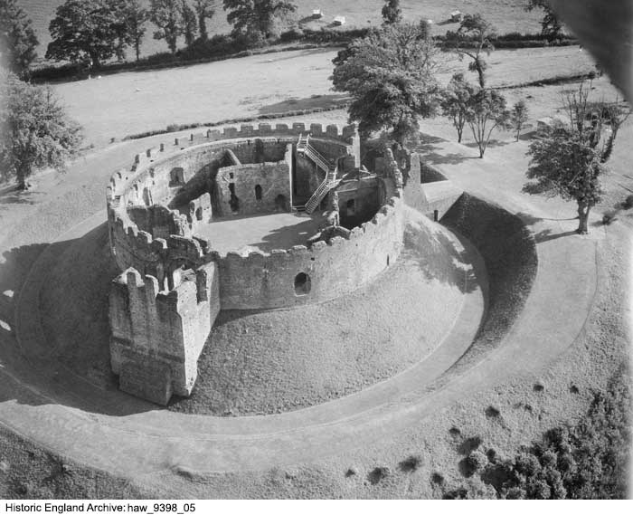 Today's image from the Historic England Archive was taken in 1959 by aerial photographer and amateur archaeologist Harold Wingham. You can find out more about Harold and his wonderful photography👇 historicengland.org.uk/images-books/a… #AerialPhotography