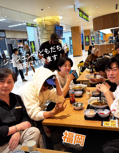 #チャングンソク 率いるバンド「#CHIMIRO」、ラーメン屋さんでスリーショット…「神座は愛を載せて」 korepo.com/archives/14132…