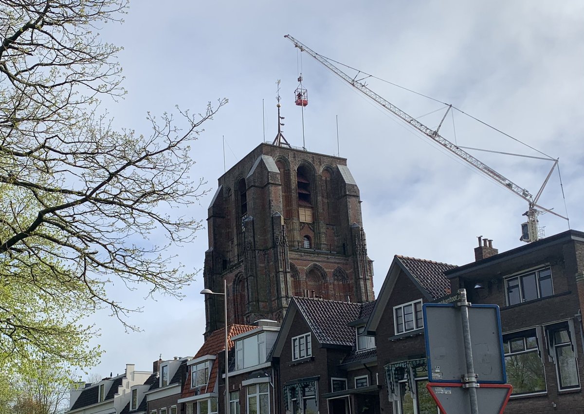 Breaking news uit Leeuwarden: Na bijna 500 jaar wordt de Okdehove eindelijk rechtop gezet.