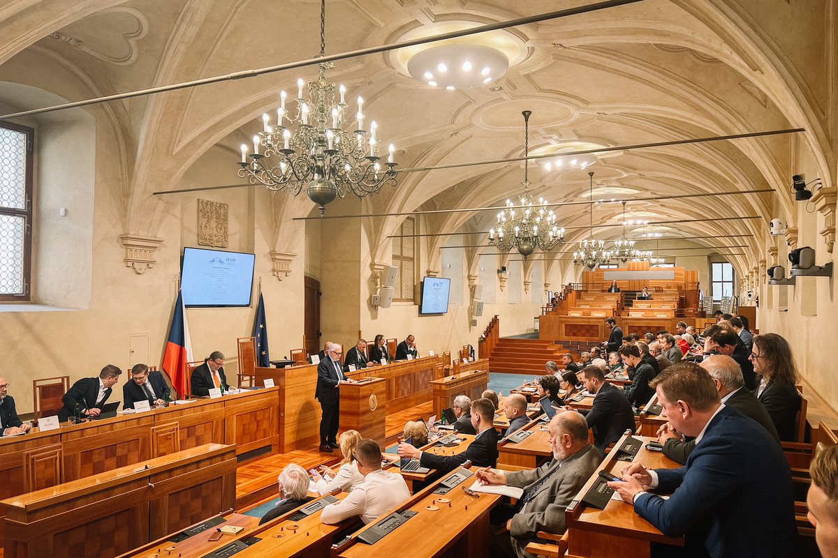 V Jednacím sále Senátu právě začíná konference „Green deal s rozumem“ pořádaná místopředsedou @JiriOberfalzer a Výborem pro územní rozvoj, veřejnou správu a životní prostředí. 🔴 Sledujte online přenos na → senat.cz/prenos