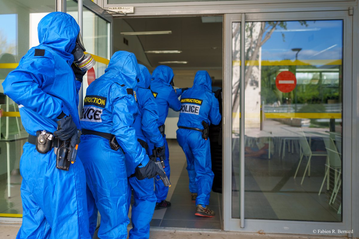 #InfoCHU 👮‍♂️📷 Le @Prefet34 a lancé un exercice pour les menaces de type nucléaire (NRBC-E) dans un lycée. 🤝Le SMUR, le SAMU34 et les @PompiersHerault ont mené cette intervention qui a permis d’anticiper des scénarios d’urgence. 🖱️ chu-montpellier.fr/fr/information…