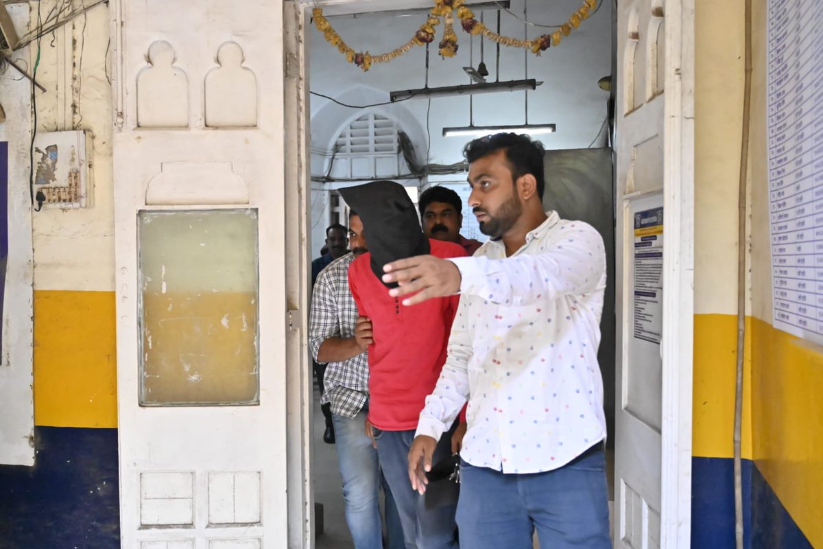 In Pics I Vicky Gupta and Sagar Pal, the two men accused of firing at actor Salman Khan's home in Bandra on April 14, were produced in Esplanade Court and sent to police custody till April 25. Photos @AnshumanPoyreka