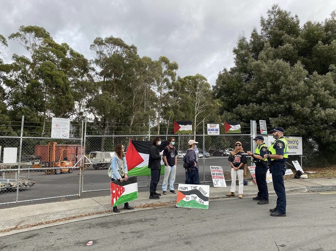 Kris_etc_'s tweet photo. #CurrawongEngineering, an unassuming little workshop in #Huntingfield, south of #Hobart has been building engines for #Israel’s murderous #drones. A brave little group took them on yesterday and unveiled their commitment to #genocide. Thanks StopWarsTasmania. You rock. https://t.co/qPibZCTc7h