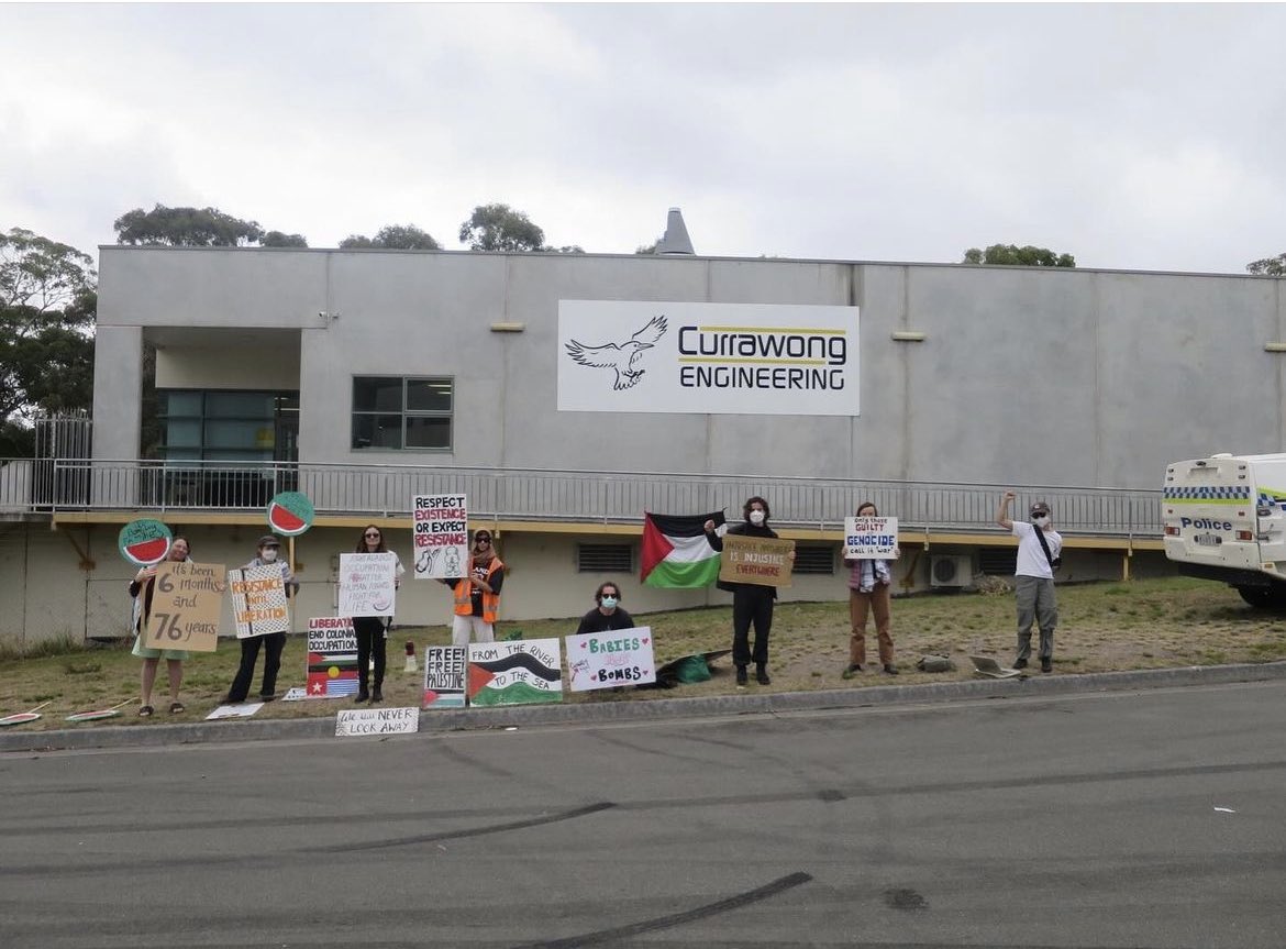 Kris_etc_'s tweet photo. #CurrawongEngineering, an unassuming little workshop in #Huntingfield, south of #Hobart has been building engines for #Israel’s murderous #drones. A brave little group took them on yesterday and unveiled their commitment to #genocide. Thanks StopWarsTasmania. You rock. https://t.co/qPibZCTc7h