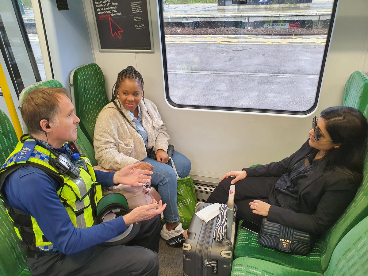 Earlier Baz and Shaf were on line of route patrols, @LNRailway services towards Milton Keynes Station. Plenty of safety advice given out, regarding onboard crime, assaults, violence and theft. Remember to report all crime Via #61016 Txt service or #RailwayGuardianApp #BTP