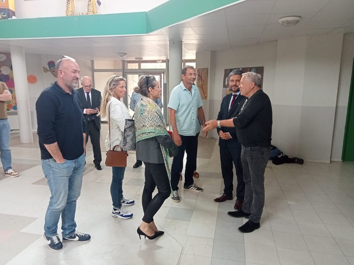 Le recteur a été accueilli à l'école de #Lecci par l'équipe éducative, le maire et ses équipes. L'école a fait l'objet d'une extension et aura une future cantine. Ce jour-là, une formation sur les usages pédagogiques d'un écran numérique interactif était délivrée aux enseignants.