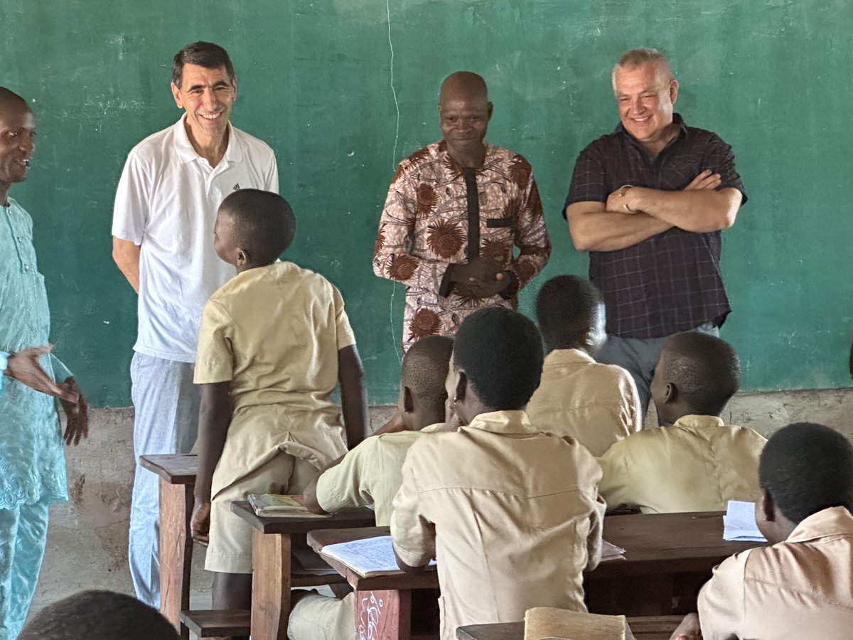 Benin. Avec les collèges de Akandja et Kitigbo pour notre programme de numérique éducatif. L’éducation un outil de construction massif