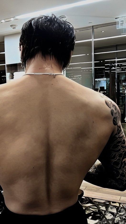 Bangtanxthetic's tweet photo. #SHAMEONHYBE for not closing gym 🛐 https://t.co/kxQab4WmoE
