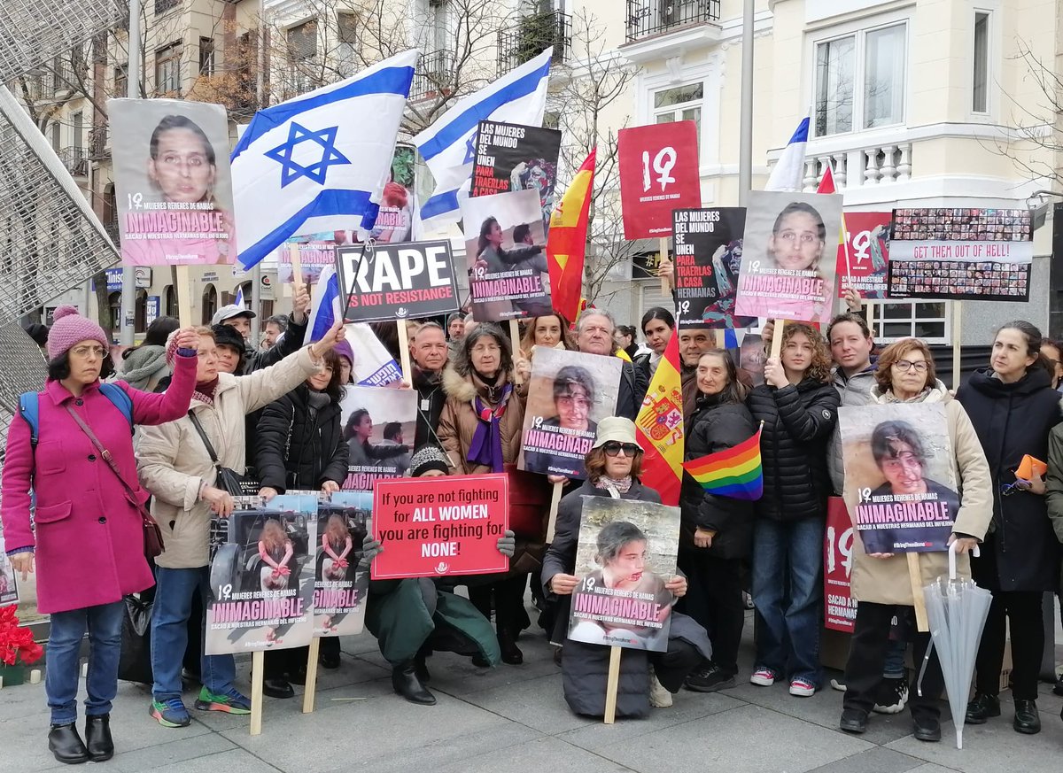 Mujeres madrileñas se manifestaron en Madrid para denunciar las violaciones y la violencia de género como arma de guerra contra civiles practicada por Hamas y exigir la liberación de los 133 secuestrados, entre ellos 19 mujeres. #BringThemHomeNow