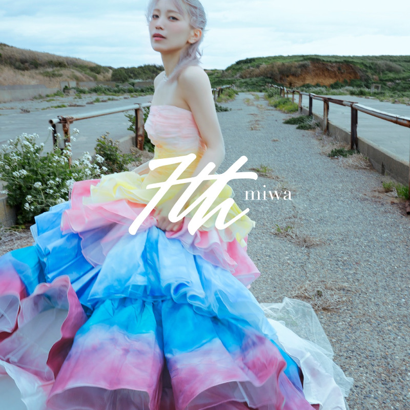 The_FirstTimesN's tweet photo. miwa史上、最も明るい髪色にイメージチェンジ！

ニューアルバム『7th』ジャケット写真公開

#miwa 
#THEFIRSTTIMES 
@miwastaff 

▼写真・記事の詳細はこちら