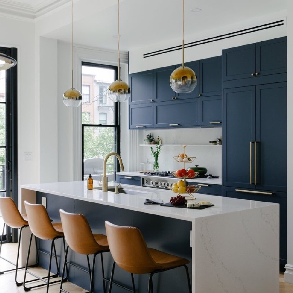 Give your cooking space a bold fashionable attire by introducing navy blue cabinets. 
cabinetdiy.com/rta-cabinets/n…

#navybluecabinets #bluecabinets #cabinetmaker #kitchendesign #customcabinet #kitcheninspo #kitchencabinets