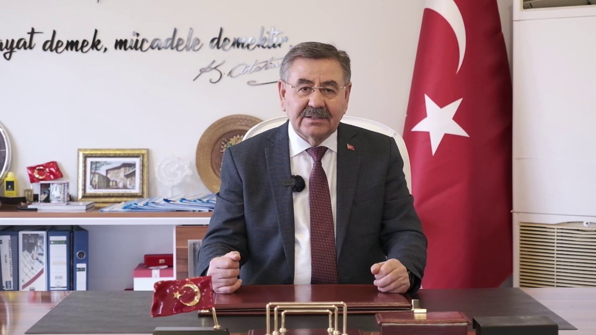 MHP'den CHP'ye geçen Ankara Gölbaşı'nın yeni belediye başkanı Yakup Odabaşı: 'Aylık geliri 26 milyon TL, gideri 82 milyon TL olan bir belediye devraldık. Ayda 56 milyon TL açık veriyoruz. 3 aydır maaş ödemek için bile banka kredisi çekmişler. Borçların sadece faizi aylık 13…