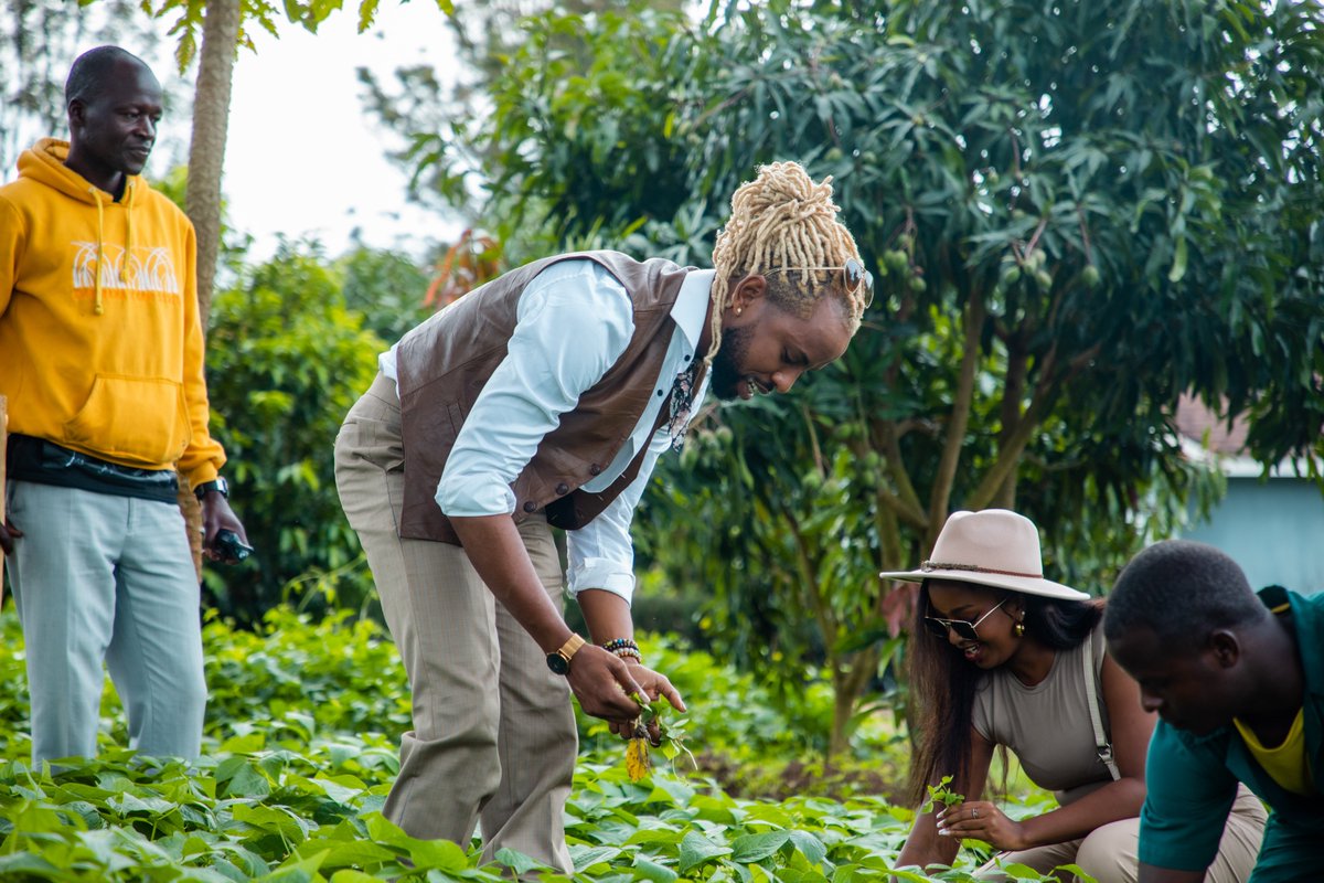 emburara's tweet image. Enjoy a relaxing getaway at our charming farm lodge starting at just 200 USD per couple or 150 USD for single occupancy with all-inclusive delicious full-board meals.
☎️ +256776210872 | +256776200080
🌐 emburarafarmlodge.com
#LifeOnTheFarm  #AuthenticExperience #AnkoleCow