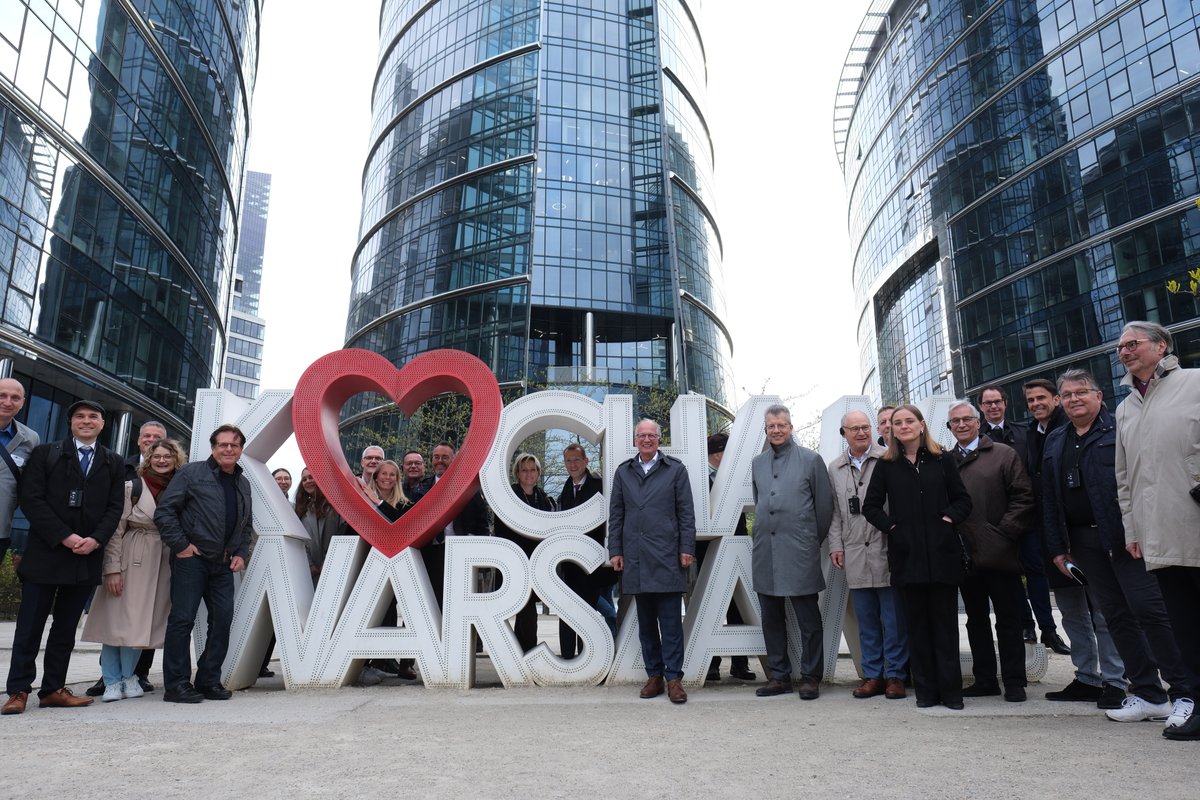 HI_BW's tweet photo. Willkommen in Polen! 🇵🇱
Gestern sind wir zu unserer dreitägigen Delegationsreise unter Leitung von Wirtschaftsministerin Dr. Nicole Hoffmeister-Kraut und @handwerk_bw-Präsident Rainer Reichhold nach #Warschau aufgebrochen. Wir freuen uns auf eine spannende Reise! 😍

#EENCanHelp https://t.co/L4wJ3InkSg