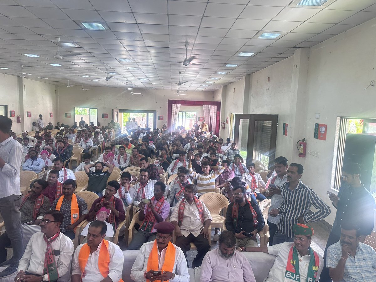 Sureshsindal13's tweet photo. आज भाजपा युवा मोर्चा सिरोही के युवा चौपाल में भाजपा प्रत्याशी लुंबाराम जी के साथ भाग लिया@BJP4Rajasthan @BJPSCMorcha @BhajanlalBjp https://t.co/nbwrvCds7V