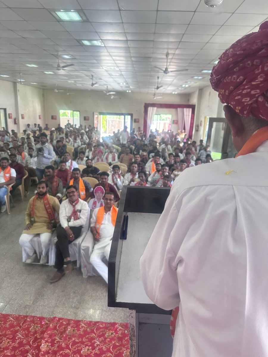 Sureshsindal13's tweet photo. आज भाजपा युवा मोर्चा सिरोही के युवा चौपाल में भाजपा प्रत्याशी लुंबाराम जी के साथ भाग लिया@BJP4Rajasthan @BJPSCMorcha @BhajanlalBjp https://t.co/nbwrvCds7V