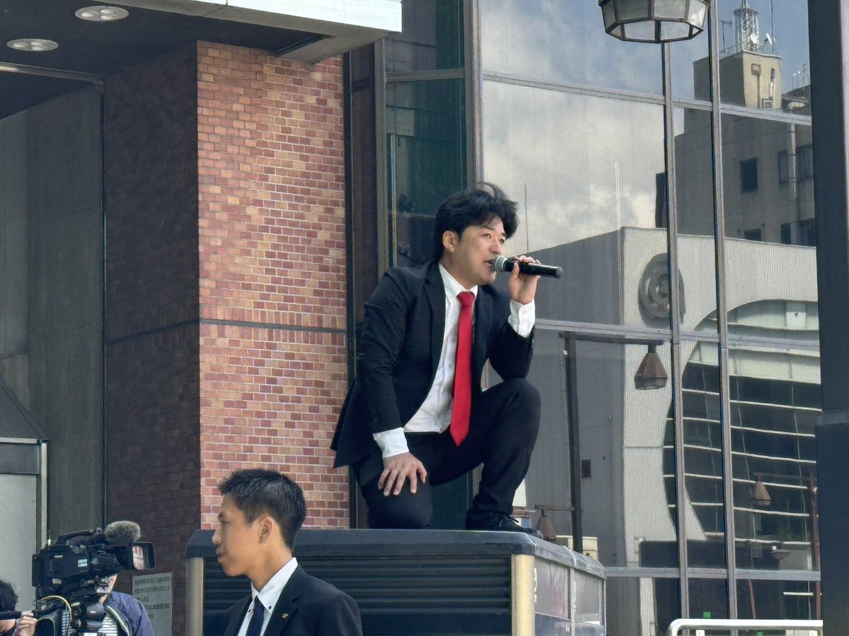 democracymonst's tweet photo. 電話ボックスの上で、B'z風に小池ゆりこと乙武とバトル

また別の写真頂きました、かっこいいと話題にして頂きました、笑

東京15区衆議院補選、初日朝フル映像
https://t.co/YuE9IhjyFs https://t.co/hgTTDrKgDE