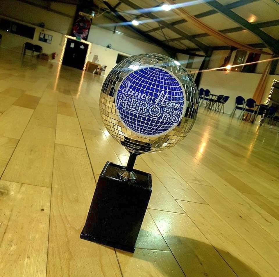 dfHeroesUK's tweet photo. 𝙏𝙝𝙚 𝙛𝙞𝙜𝙝𝙩 𝙛𝙤𝙧 𝙩𝙝𝙚 𝙂𝙡𝙞𝙩𝙩𝙚𝙧𝙗𝙖𝙡𝙡 𝙞𝙨 𝙤𝙣!
We can't wait to see who will be lifting our beautiful trophy! The battle of the ballroom is truly on!
Don't miss the live show! Get your tickets today!
📅 Friday 14th June 
📍 Empress Ballroom, Winter Gardens, Bpl https://t.co/gnXuNg1xR3