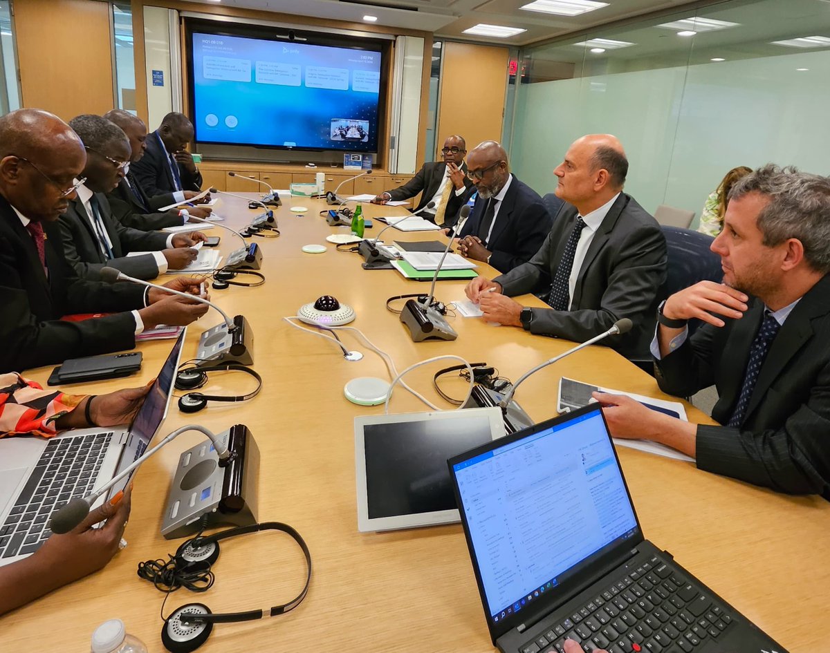 Le Président de la @UEMOA_Officiel, #AbdoulayeOP s’est entretenu avec le Directeur du Département Afrique du @FMIactualites @aselassie, le 15 avril 2024 à #Washington. L’état de la coopération avec le @FMIactualites a été au cœur des échanges. #WBGMeetings uemoa.int