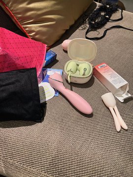 KristineDo87496's tweet photo. 这位学生家长，不应该是接孩子回去的吗？？ 怎么把我接来酒店了🙃 https://t.co/geS1fQNtMl