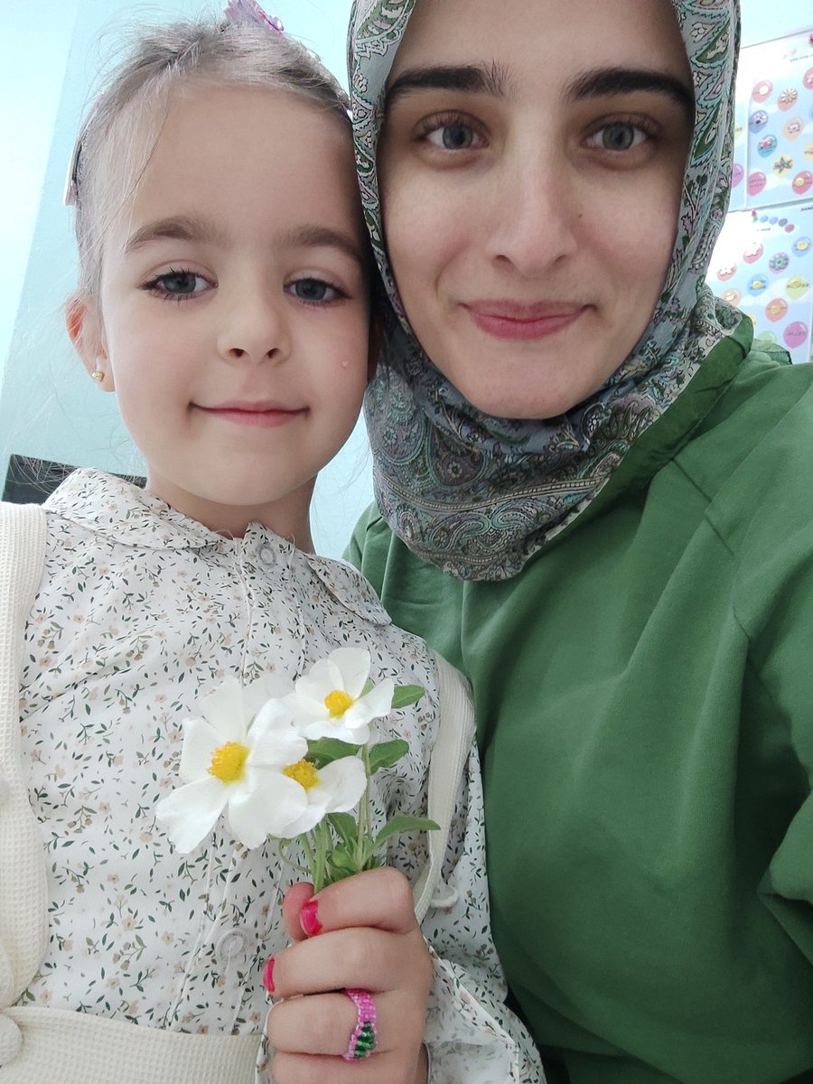 MerveLeyl's tweet photo. Ahh çiçeğim 🌸🌸
Öğretmen olmanın en mâsum hali, sabah gelen o çiçekler. 

#dörtaltıyaşokulöncesi https://t.co/D42k1rnjUX