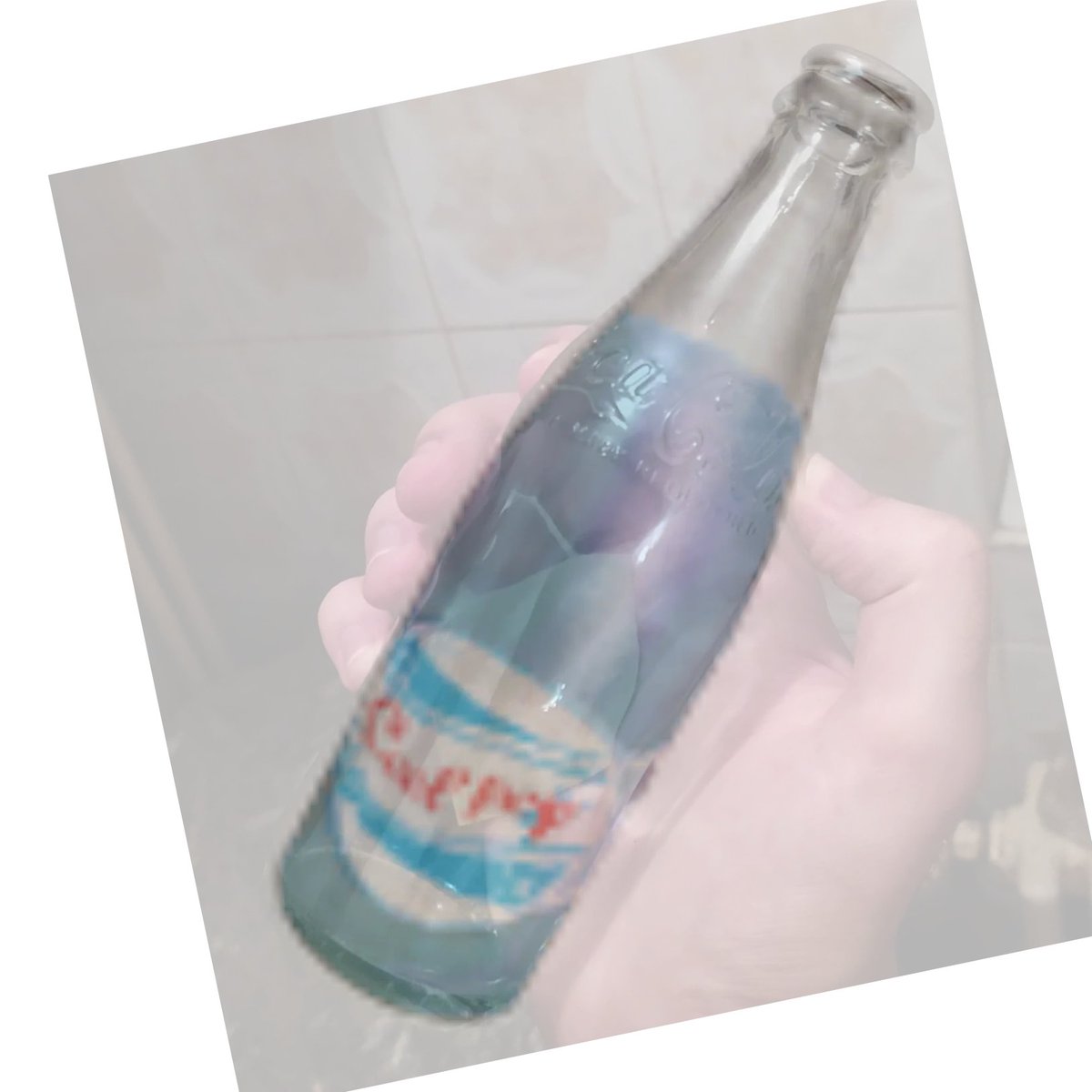 Adr0t's tweet photo. Last Window's Cool Pop bottle design, which is used for the other beverage choices of the game as well, might be inspired by the Straight Wall Coca Cola bottle from 1900. This design fizzled out in 1916. The game takes place in 1980.
#lastwindow #hoteldusk #cocacola #coolpop https://t.co/TgLAeM9SJM