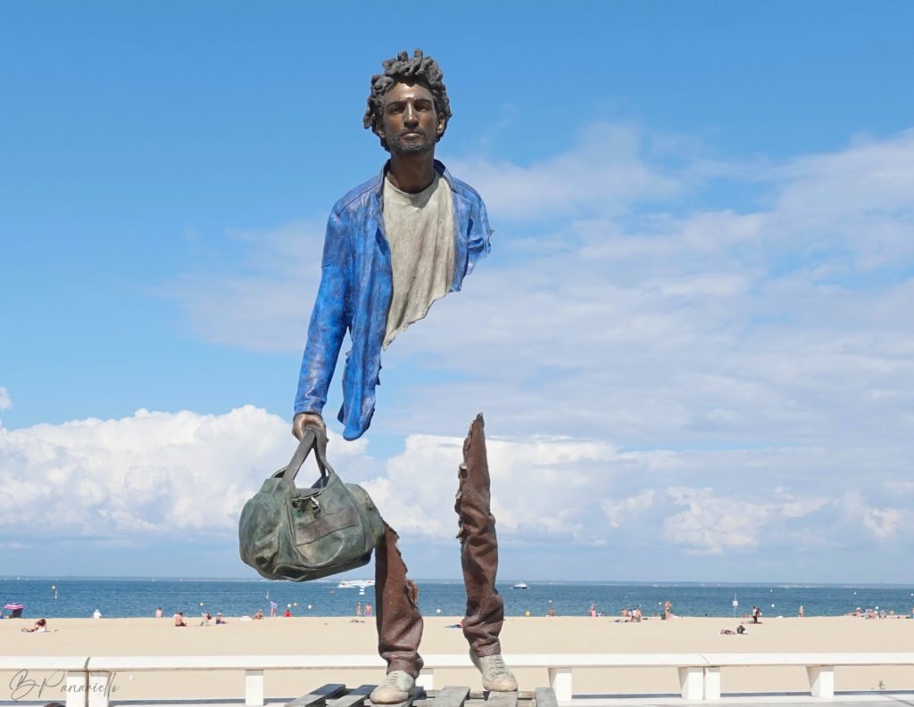 Todo el agradecimiento para quienes pusieron en marcha la iniciativa popular en favor de la regularización de inmigrantes. Artistas como Bruno Catalano saben convertir en arte esa reivindicación. Los vacíos son lo que uno se va dejando por el camino.