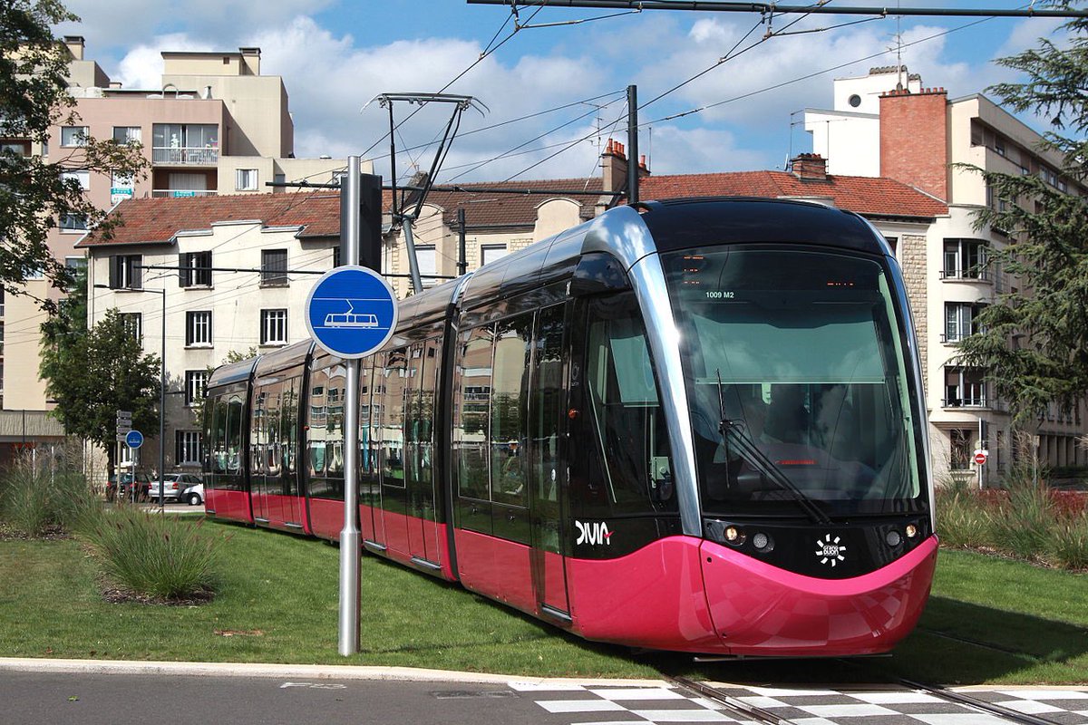 @createstreets @modacitylife @grescoe Yes, yes, yes! Visit a UK city with trams - like Manchester, Sheffield or Nottingham for example - and experience how much better the “trammed” streets feel - then imagine how much better again if much of the track-bed was soft, green rain gardens.
