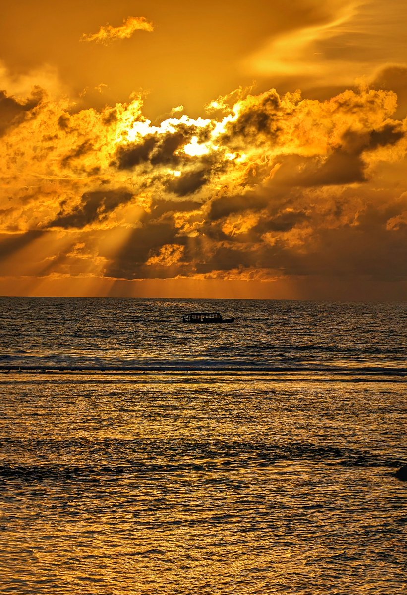 Stormy Sunrise  #Maldives #visitMaldives #sunset #sunrise #goldenhour #island #photography #travel #Google #TeamPixel #Pixel8Pro