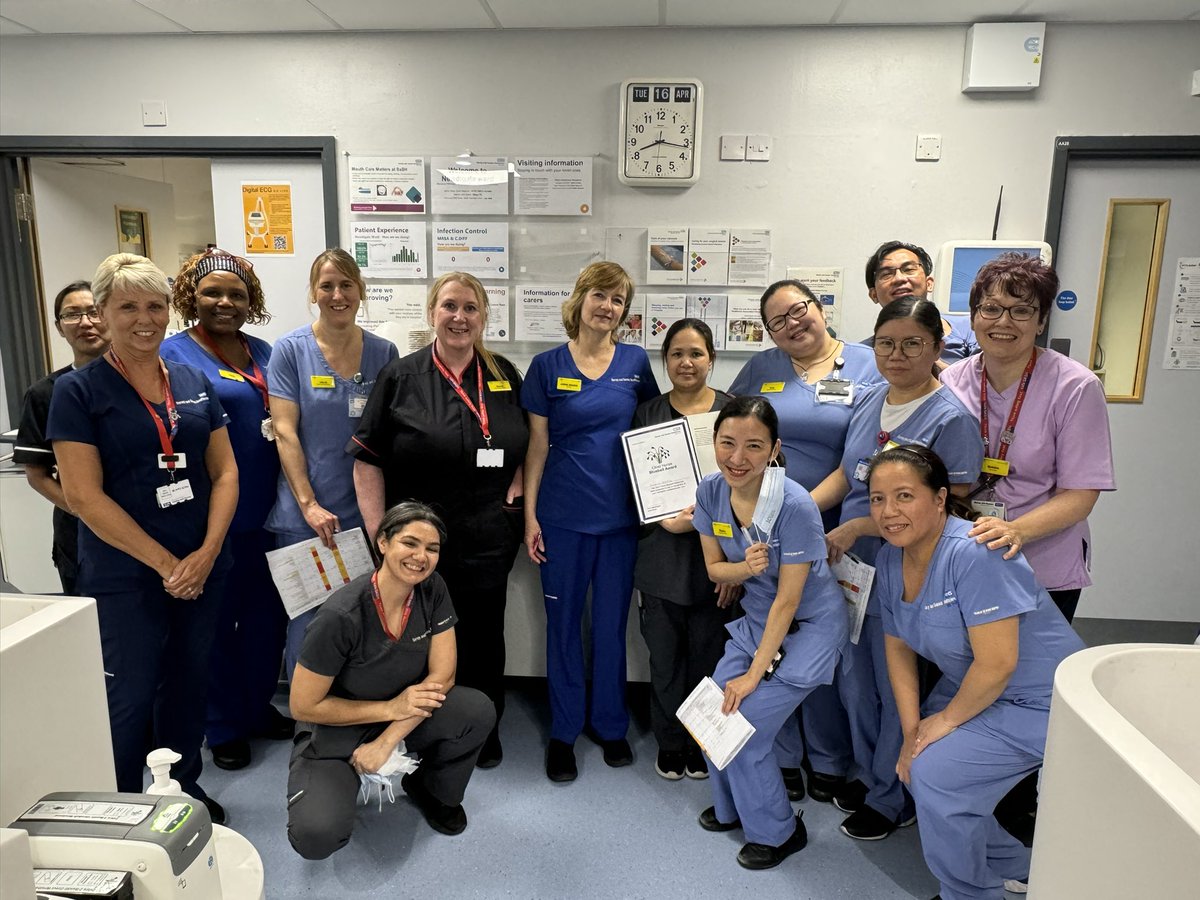 A lovely start @sashnhs today giving Nursing Assistant Rowella a Bluebell award for the exceptional care she gives our patients. Her team on Newdigate Ward are so proud of her! @SASHChiefNurse @KatrinaOShea2 @SarahH_Lewer @NurseLouCavallo