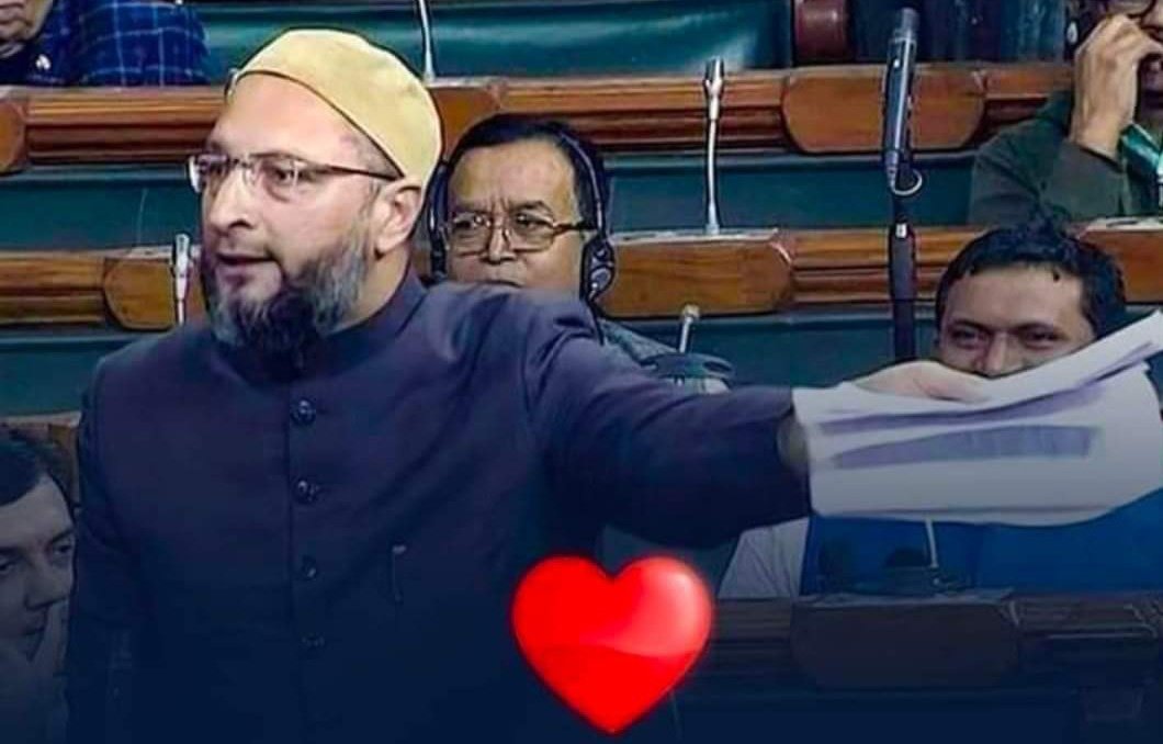 कैसे छोड़ दूं उस शख्स का साथ जो अपनी बेटी की शादी छोड़कर हमारे हक़ के लिए लड़ रहे थे...

सांसद में ट्रिपल तलाक बिल के दौरान !!
#AsaduddinOwaisi #AIMIM