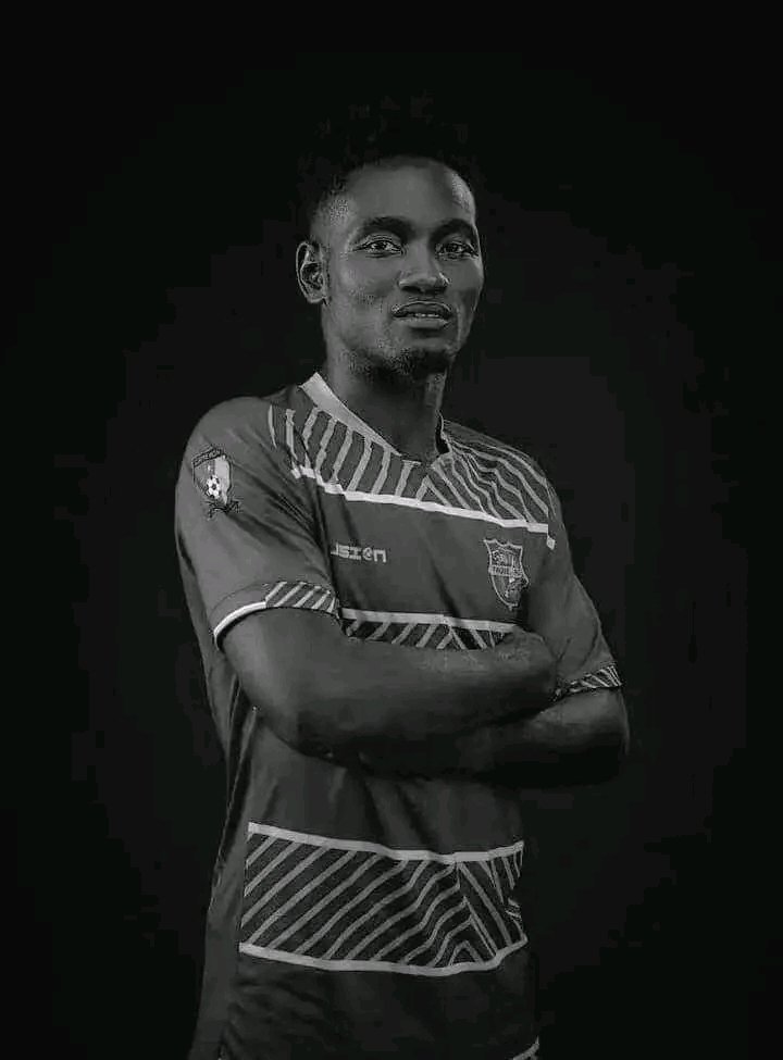 Elite One🇨🇲: PWD Bamenda and Apejes Mfou pay tribute to Florent Njock. The Fauve Azur midfielder passed on over the weekend. The intermediate lion, out of action for a while due to illness. 🕊🌿