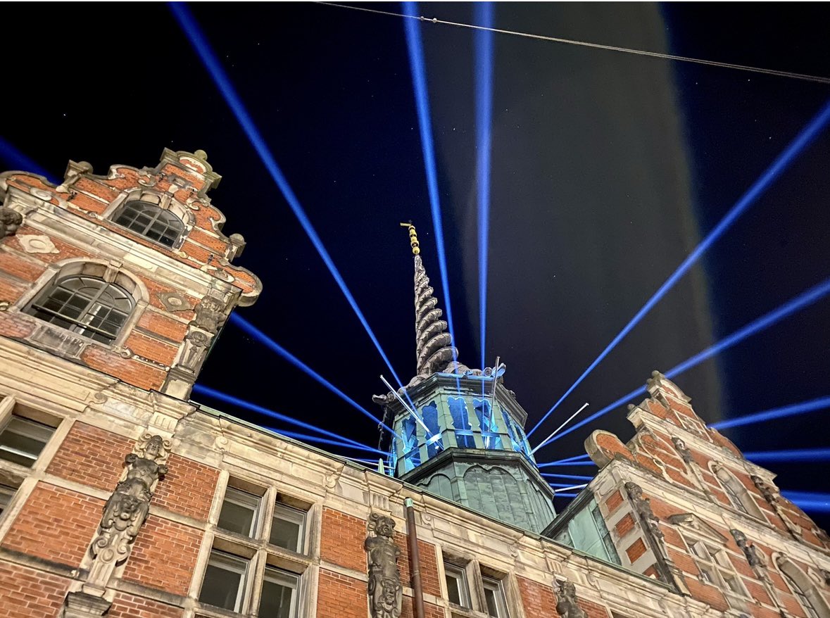 Børsen må og skal genopføres. 400 år gammelt. Vel det mest ikoniske bygningsværk i København. Alle kræfter må forenes for at få dette gamle, smukke hus genopført i al sin magt og vælde. #dkpol